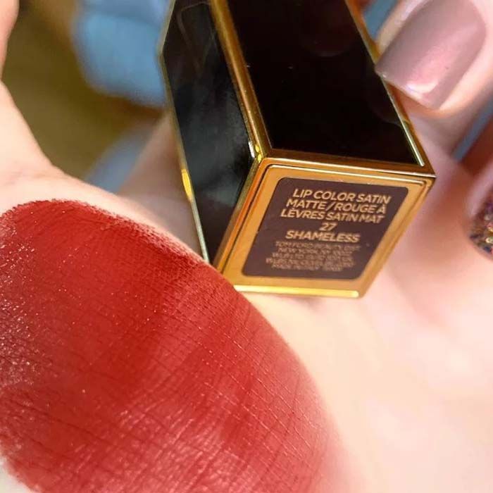 Chất son v&agrave; m&agrave;u son Tom Ford 27 Shameless ấn tượng